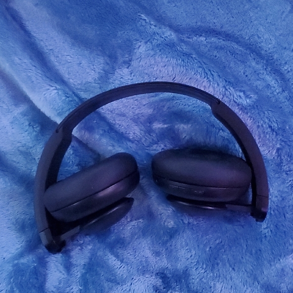 Sleek Black Over-Ear Headphones with Ergonomic Design - Picture 5 of 5